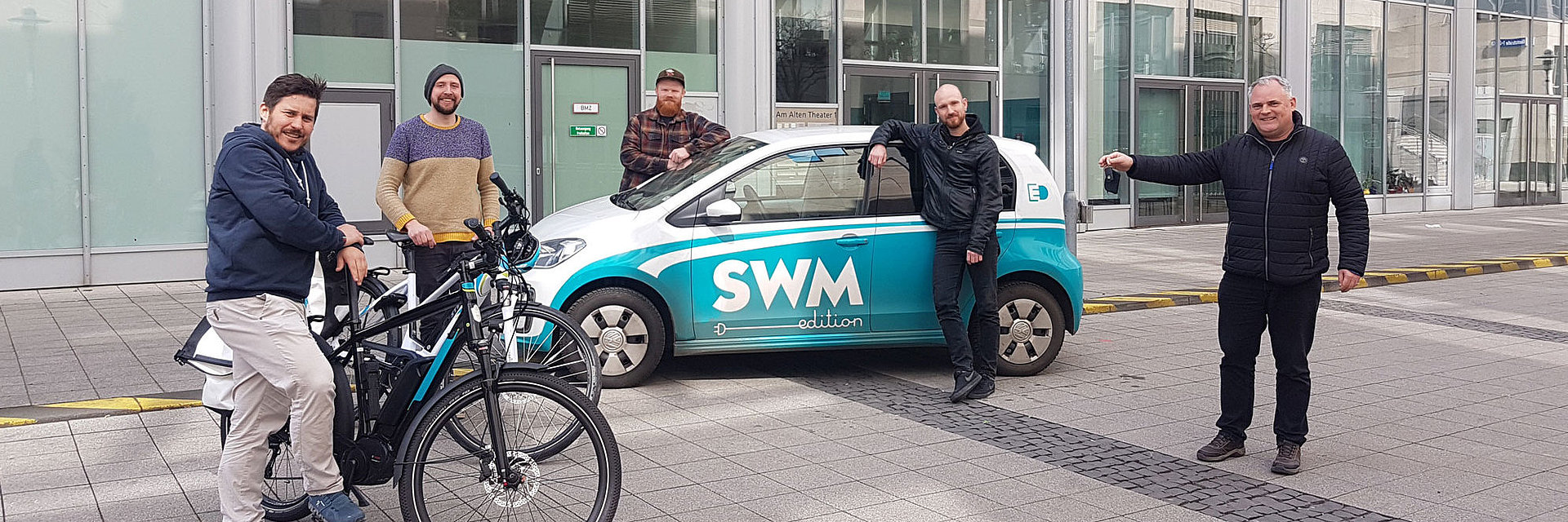 Thomon von Diemar von den SWM Magdeburg übergibt symbolisch leihweise den Schlüssel für den SWM E-Smart an das Team von yourlocal Magdeburg.