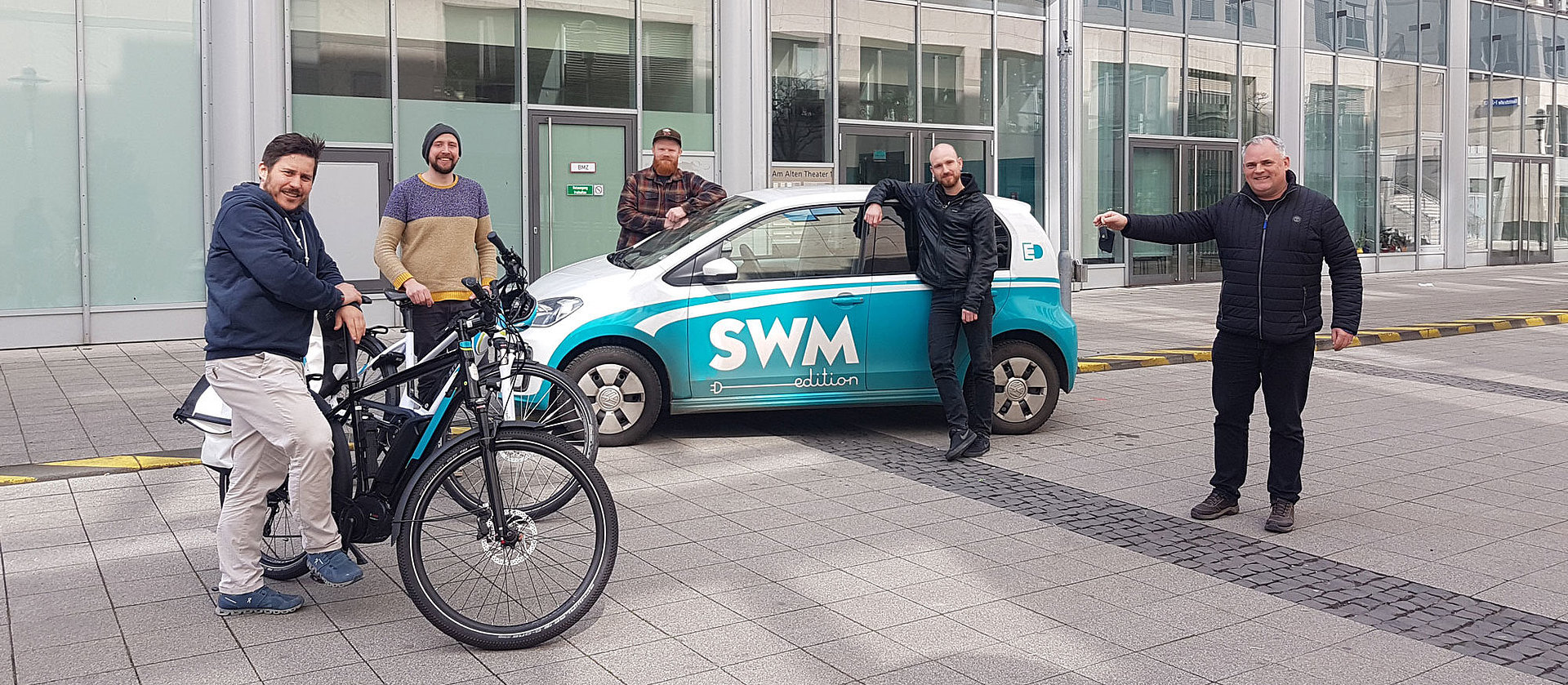 Thomon von Diemar von den SWM Magdeburg übergibt symbolisch leihweise den Schlüssel für den SWM E-Smart an das Team von yourlocal Magdeburg.