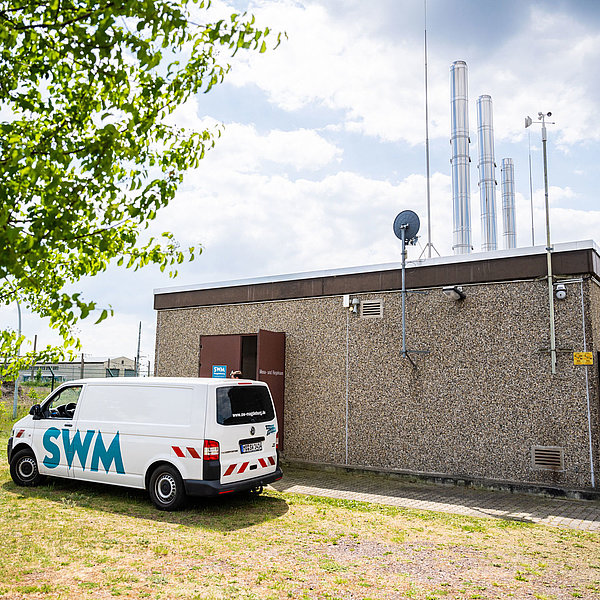 Gasdruckregelstation in Magdeburg mit SWM Auto davor