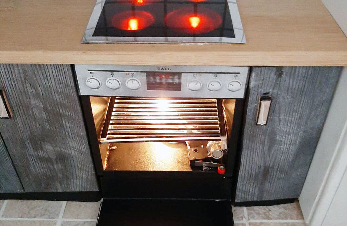 Backofen im Miniaturhaus mit Innenbeleuchtung