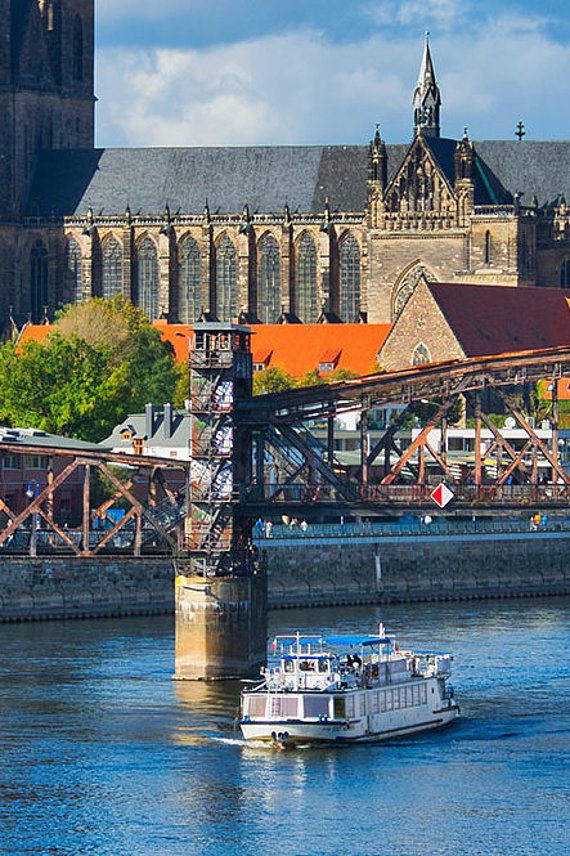 Blick über die Elbe auf den Magdeburger Dom