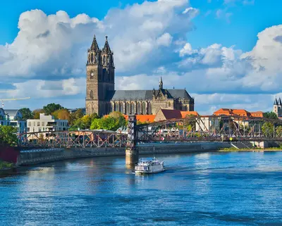 Blick über die Elbe auf den Magdeburger Dom