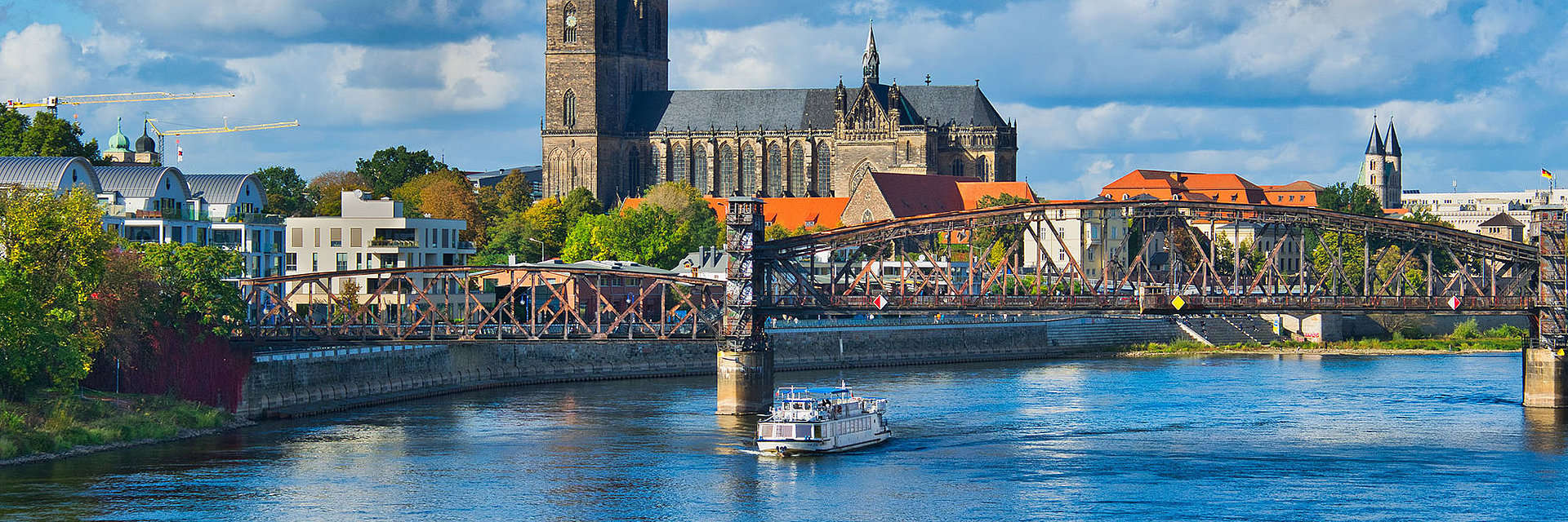 Blick über die Elbe auf den Magdeburger Dom