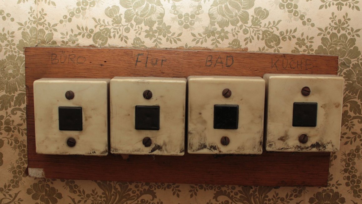 Alte Lichtschalte im alten Blauen Bock mit Beschriftung: Büro, Flur, Bad, Küche