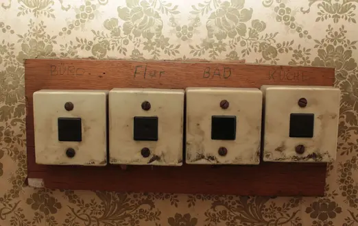 Alte Lichtschalte im alten Blauen Bock mit Beschriftung: Büro, Flur, Bad, Küche