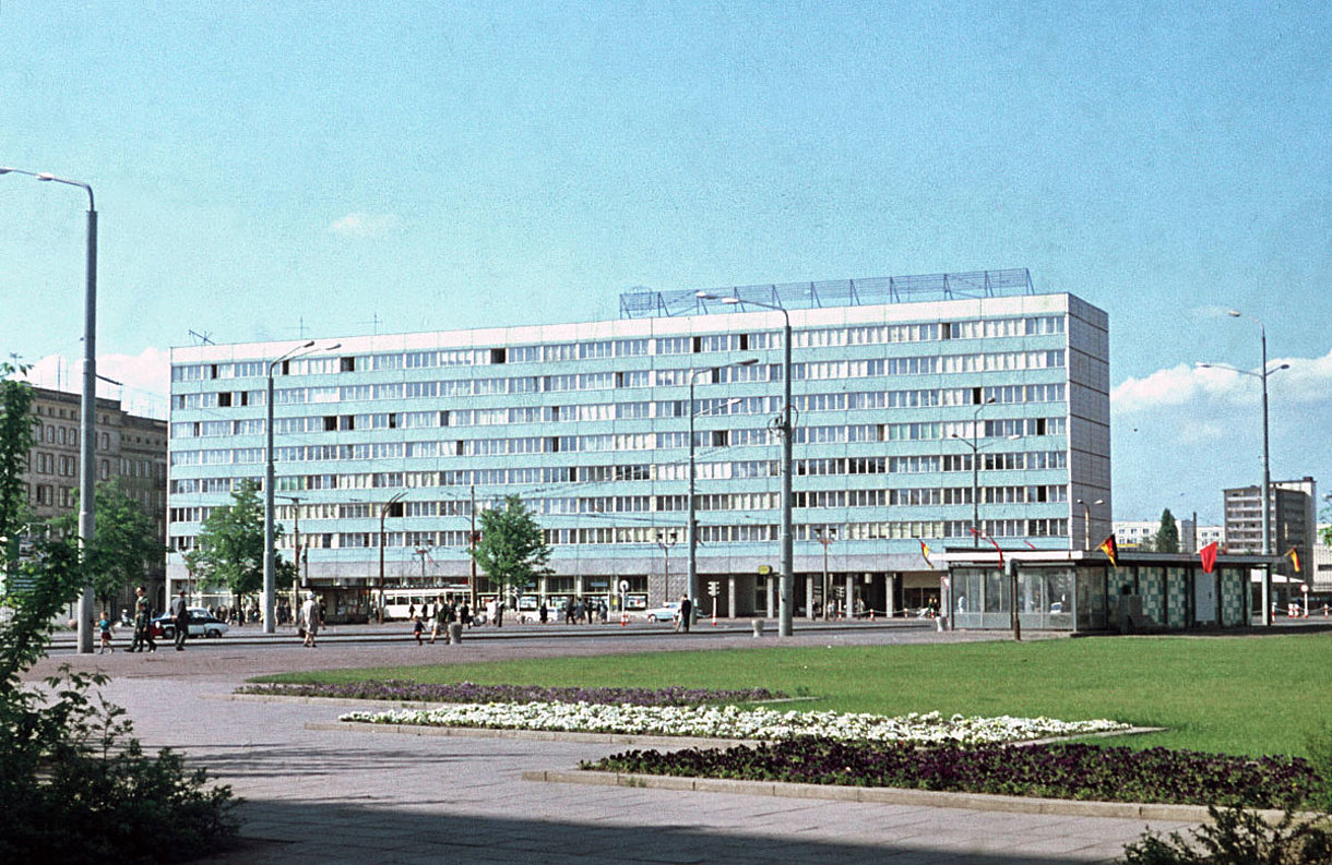 Foto vom alten Blauen Bock aus dem Jahr 1968 mit Reisebüro