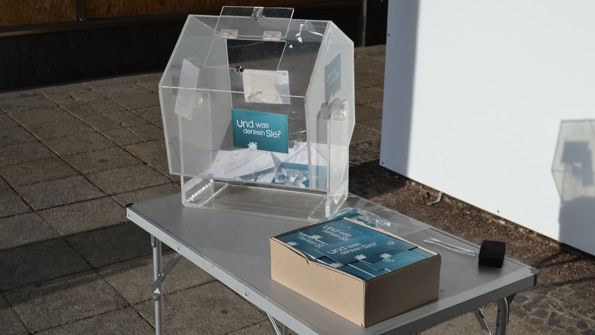 Losbox und Karton mit Karten für Meinungen