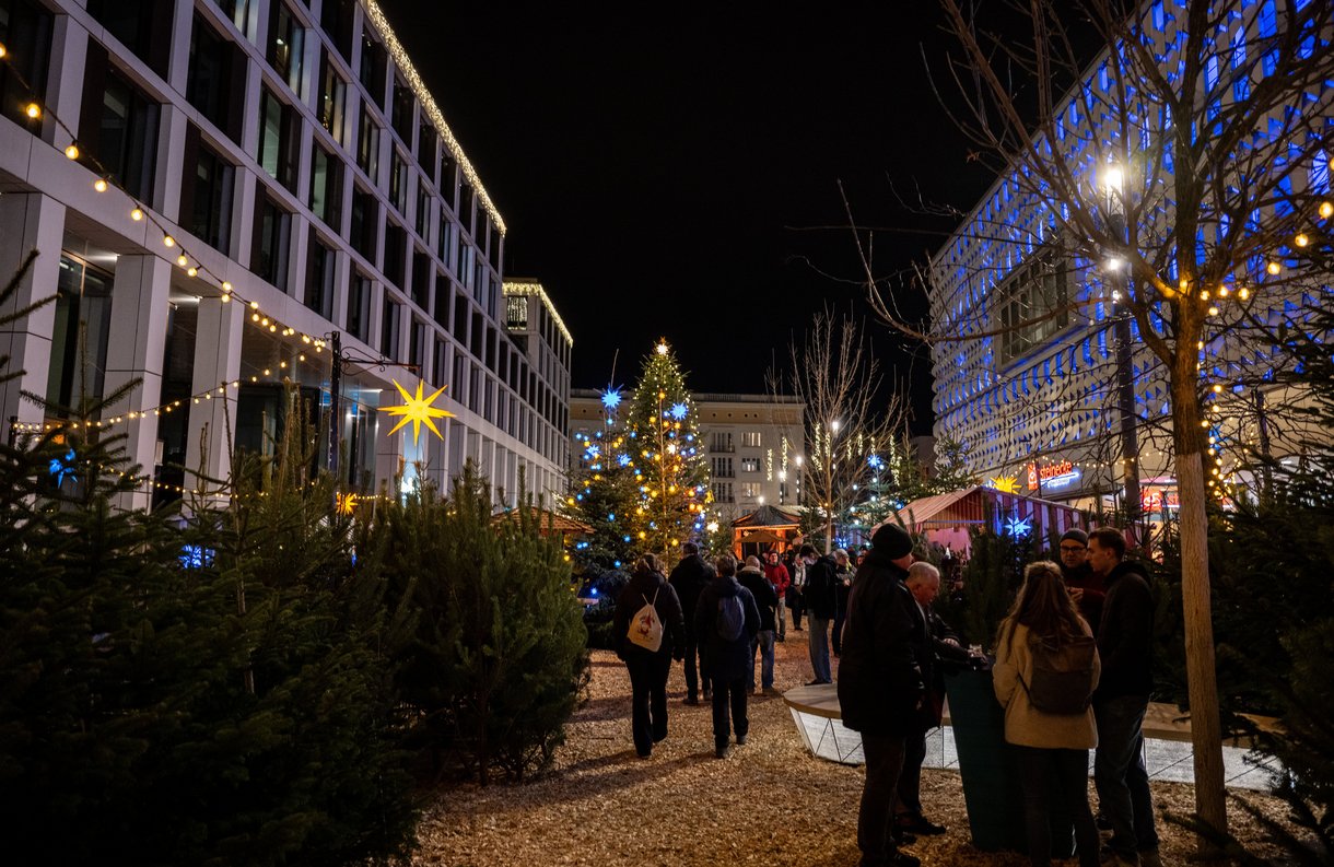 Nachbars Winterwald Ein Blick auf den SWM Weihnachtsmarkt zwischen Blauem Bock und Karstadt Gebäude bei Nacht