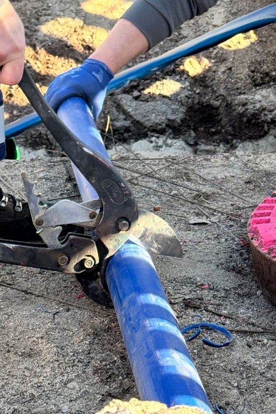 SWM Mitarbeiter arbeitet an Trinkwasserleitung