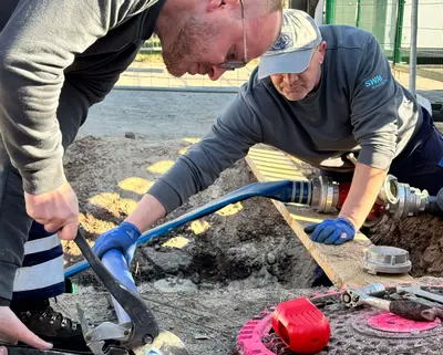 SWM Mitarbeiter arbeitet an Trinkwasserleitung