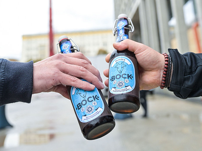 Anstoßen mit Bock-Bier zum Richtfest