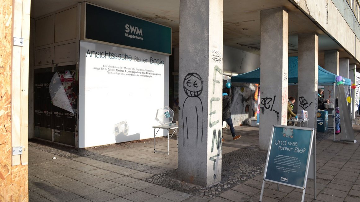 Ansicht weiße Plakatwand am alten Blauen Bock, wo Magdeburger ihre Meinung aufschreiben können