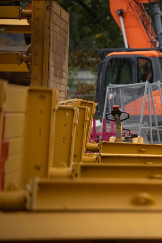 Angestellte Ingenieurin von SWM steht in Arbeitskleidung auf einer Baustelle