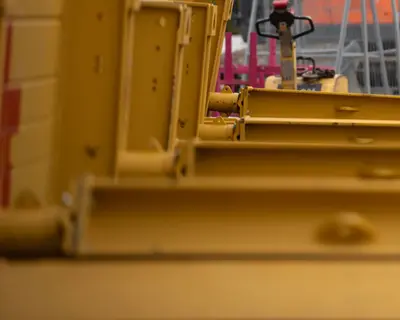 Angestellte Ingenieurin von SWM steht in Arbeitskleidung auf einer Baustelle