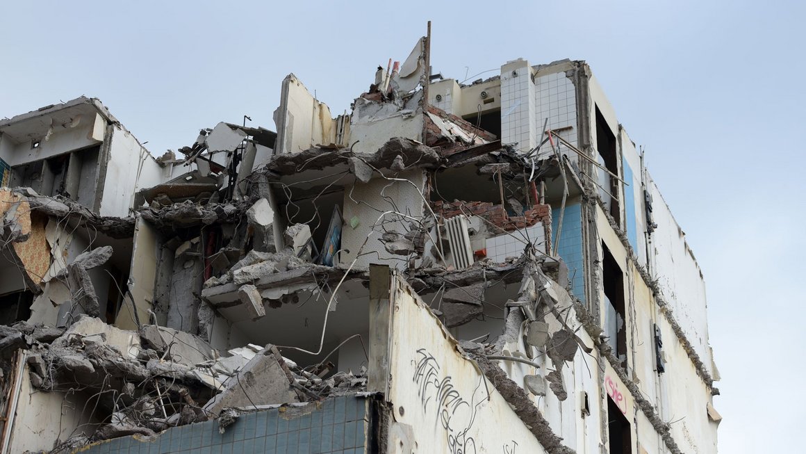 Blick von unten auf den teilweise abgerissenen alten Blauen Bock