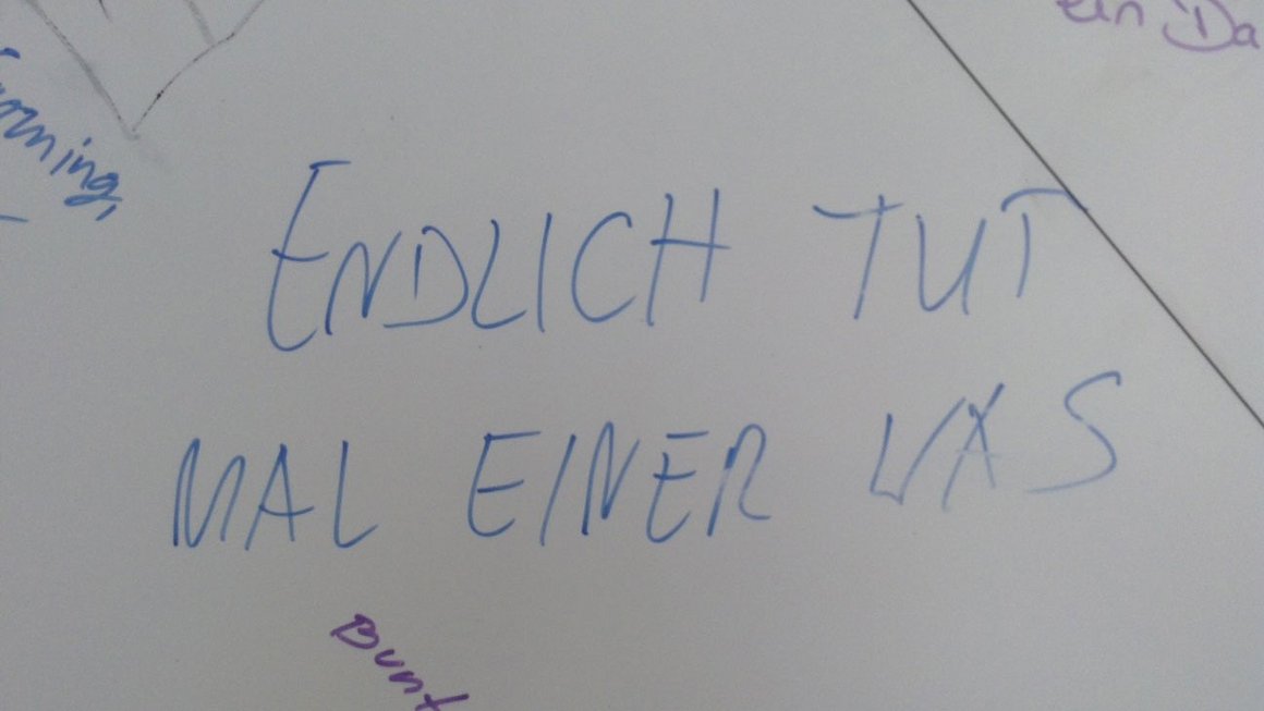 Aufschrift "Endlich tut mal einer was" auf Meinungswand zum neuen Blauen Bock