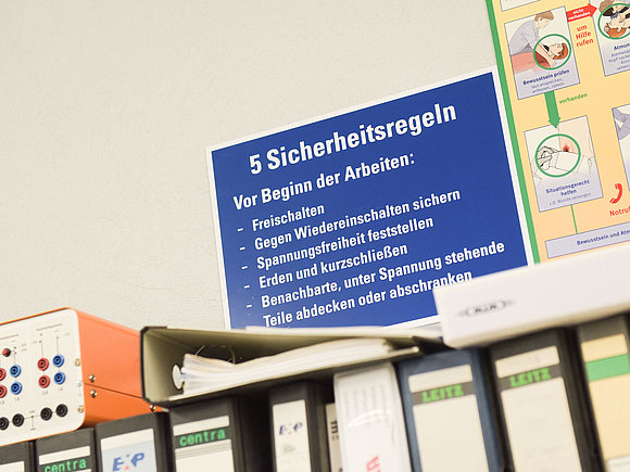 blaues Schild zu den Sicherheitsregeln für Elektroniker