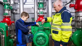 SWM Mitarbeiter und Elektroniker Auszubildender zusammen bei der Arbeit