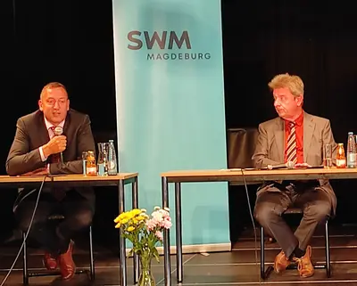 Thomas Pietsch, Dr. Lutz Trümper und Guido Nienhaus auf der Pressekonferenz zum Glasfaserausbau in Magdeburg