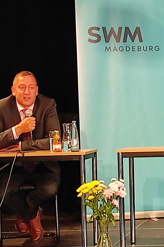 Thomas Pietsch, Dr. Lutz Trümper und Guido Nienhaus auf der Pressekonferenz zum Glasfaserausbau in Magdeburg