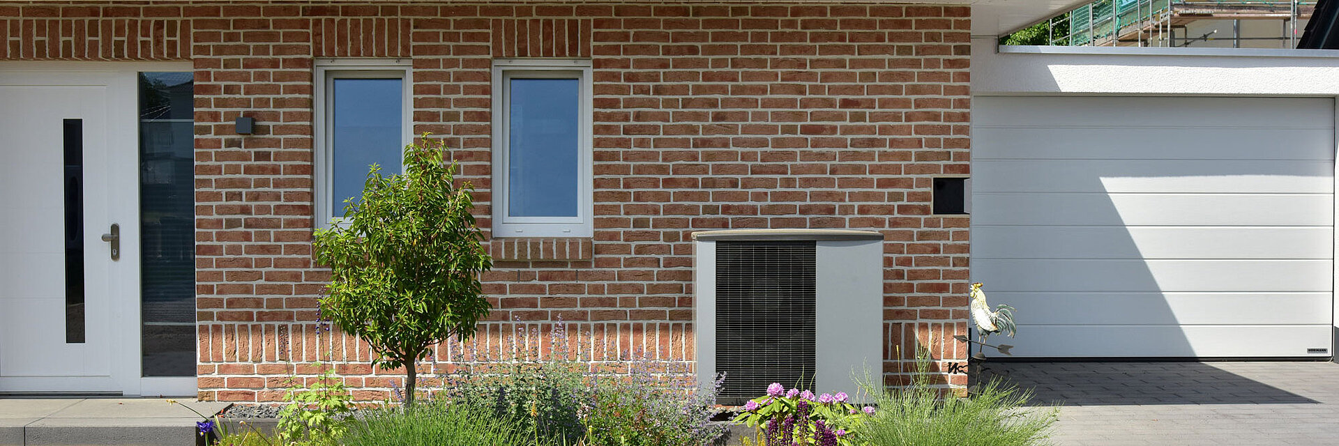 Ansicht eines Hauses mit Wärmepumpe