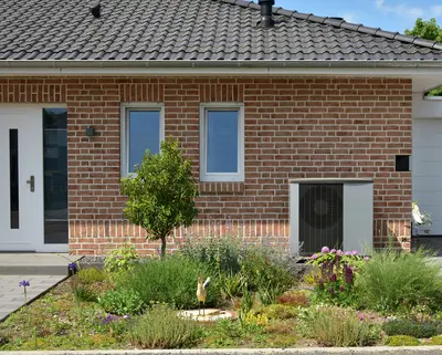 Ansicht eines Hauses mit Wärmepumpe