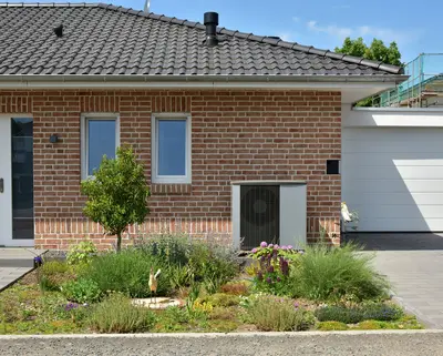 Ansicht eines Hauses mit Wärmepumpe