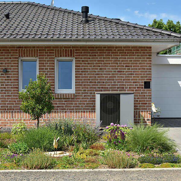 Ansicht eines Hauses mit Wärmepumpe