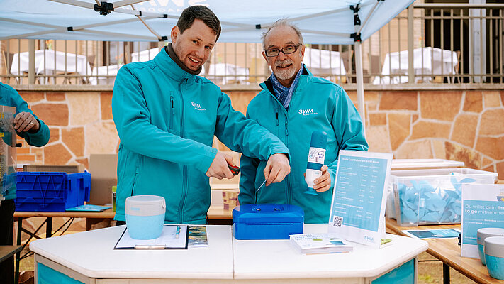 Zwei SWM Mitarbeiter am SWM Kiosk auf der Grünen Messe