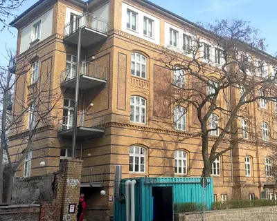 Haus Budenberg in Magdeburg Buckau mit SWM Heizcontainer davor