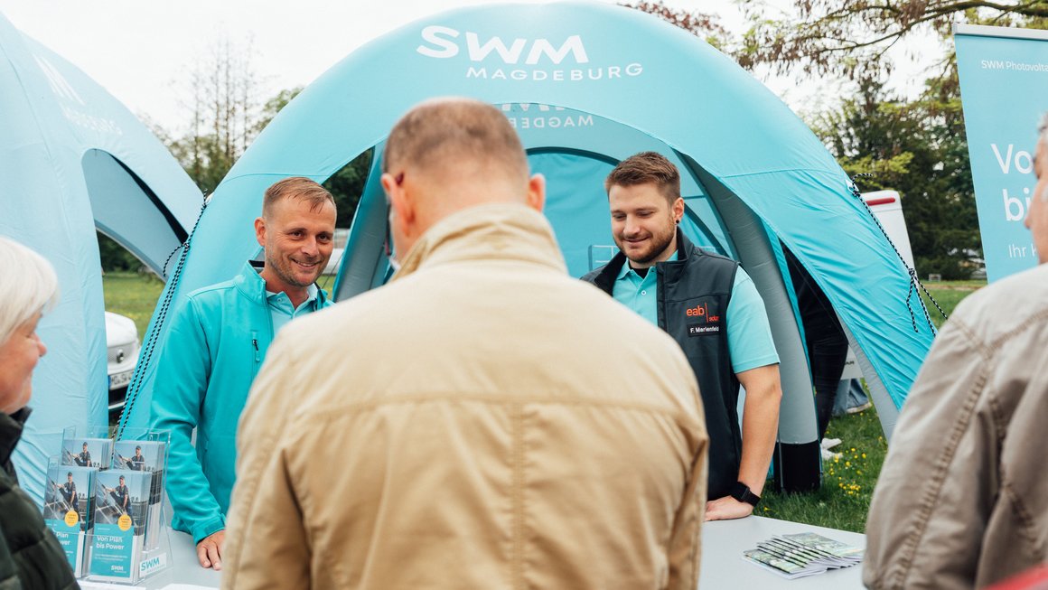 Beratungssituation am SWM Photovoltaik-Stand