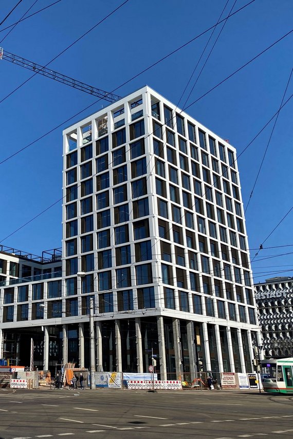 Blauer Bock Magdeburg | Ansicht von der Ernst-Reuter Allee