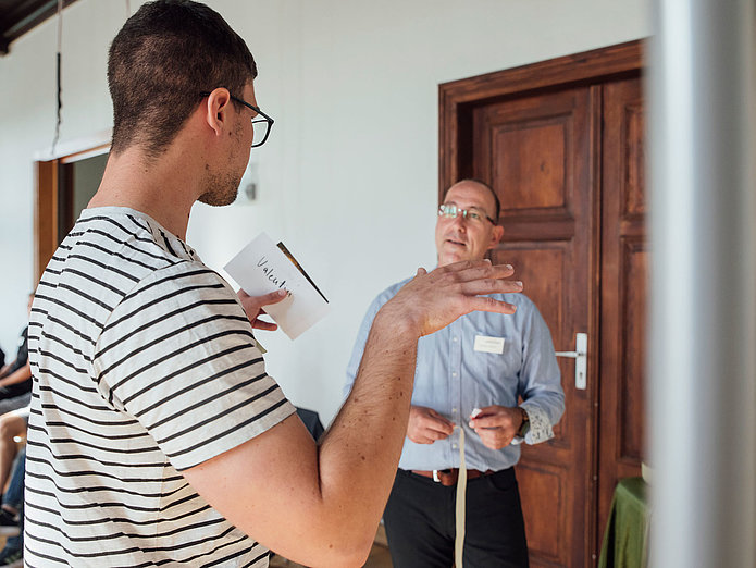 Azubi und Referent im Gespräch