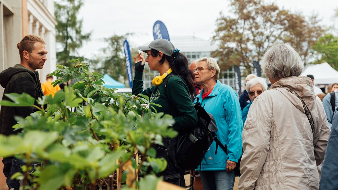 Besucher an einem Stand auf der Grünen Messe