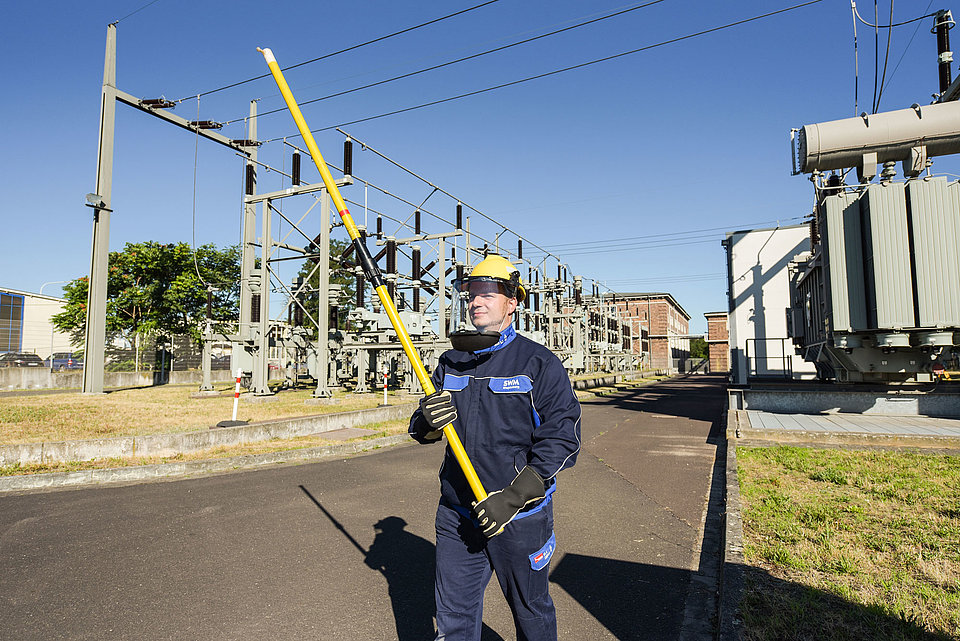 SWM Azubi Elektroniker für Betriebstechnik im Umspannwerk SWM Azubi Elektroniker für Betriebstechnik geht durch Umspannwerk