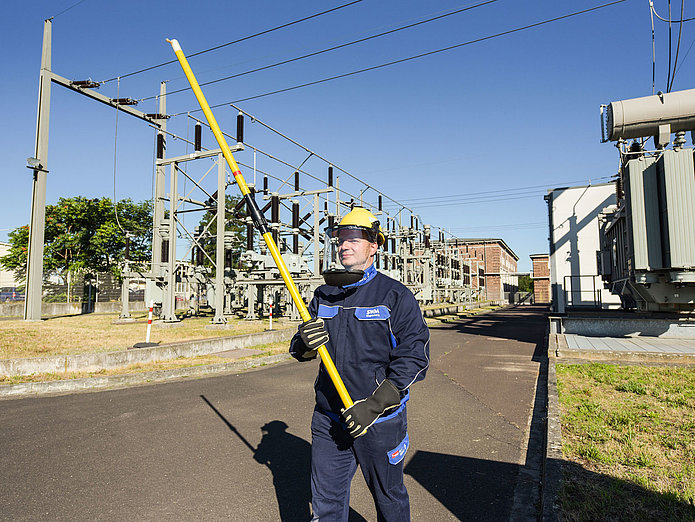 SWM Azubi Elektroniker für Betriebstechnik geht durch Umspannwerk