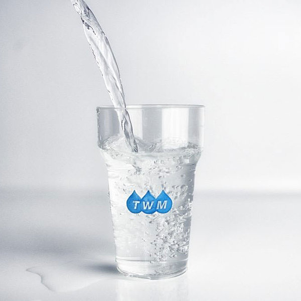 Wasser wird in einen Becher mit TWM Logo