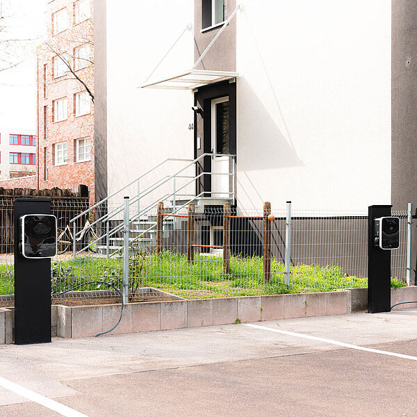 Foto von zwei Wallboxen emh3+