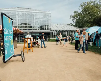Blick auf die Grüne Messe mit den Gruson Gewächshäusern im Hintergrund