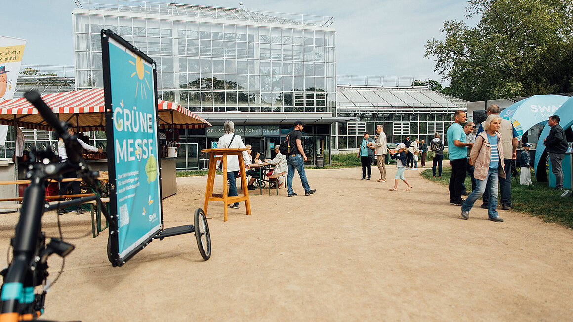 Blick auf die Grüne Messe mit den Gruson Gewächshäusern im Hintergrund