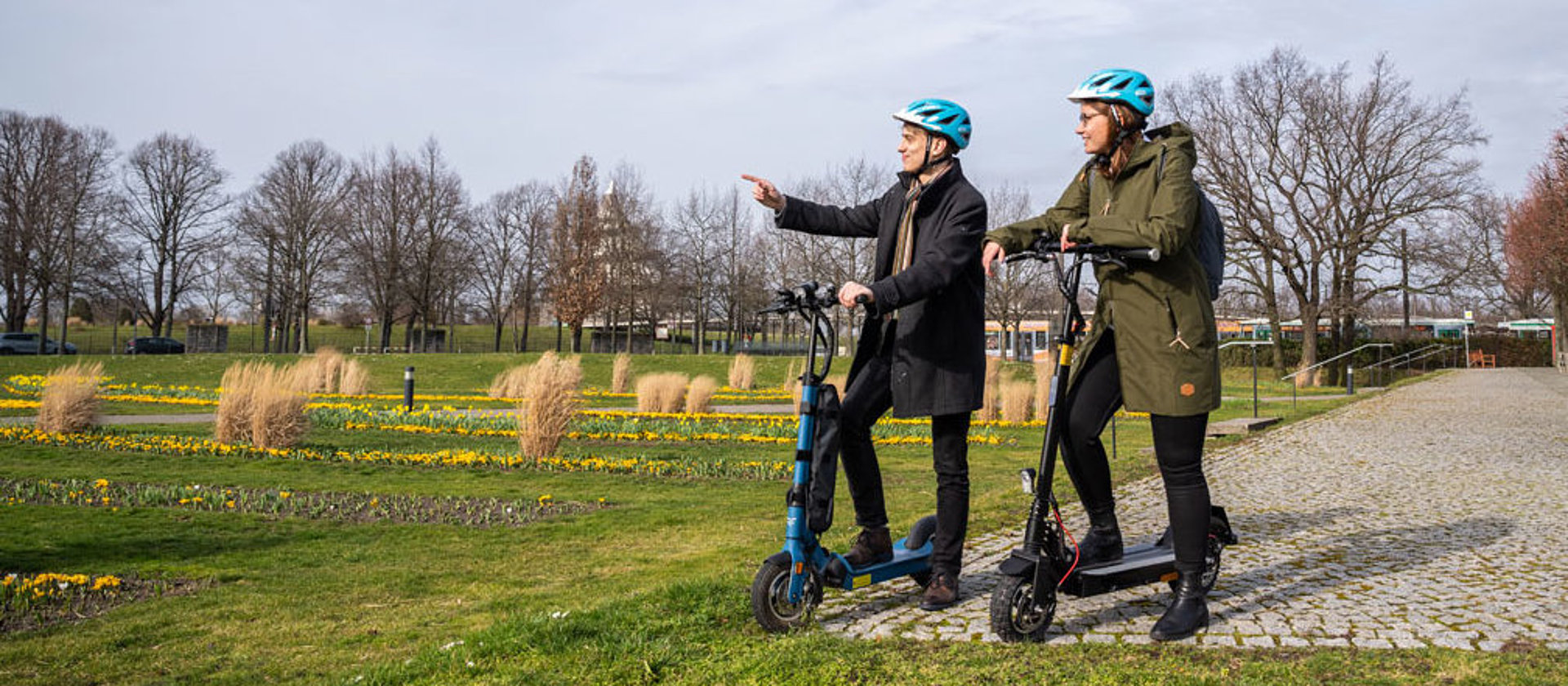 SWM E-Scooter im Elbauenpark Zwei Leuete fahren mit den SWM E-Scootern im Elbauenpark.