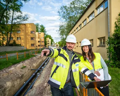 SWM Mitarbeiter auf der Fernwärmebaustelle in der Beims-Siedlung