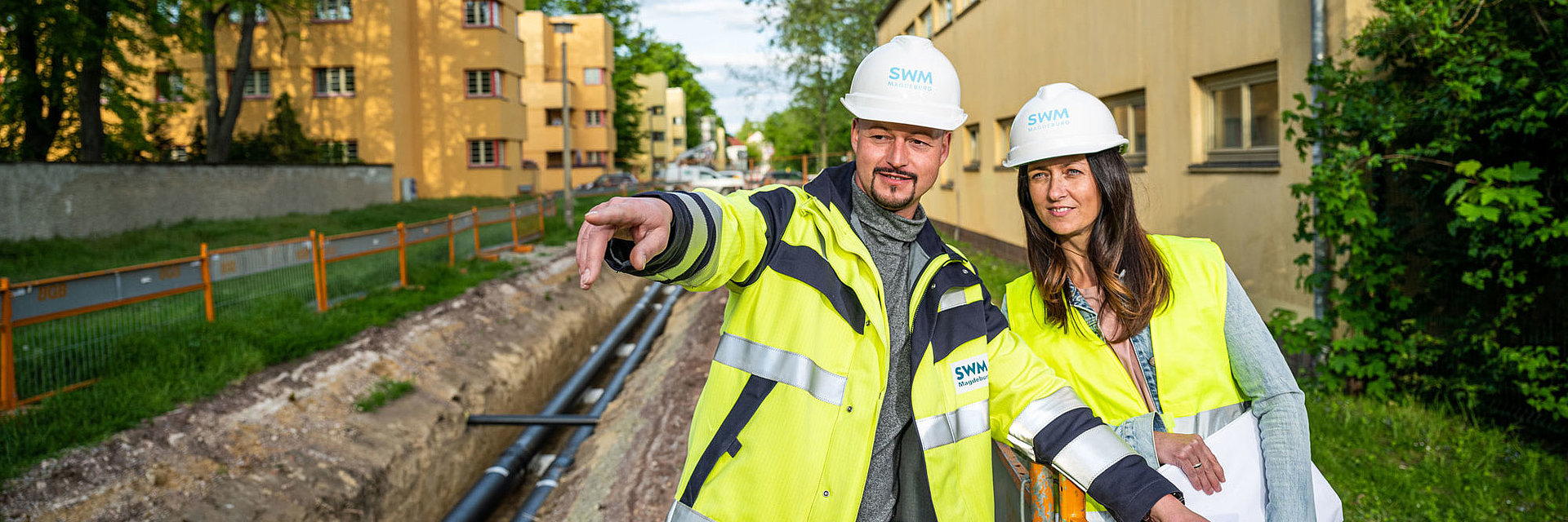 SWM Mitarbeiter auf der Fernwärmebaustelle in der Beims-Siedlung