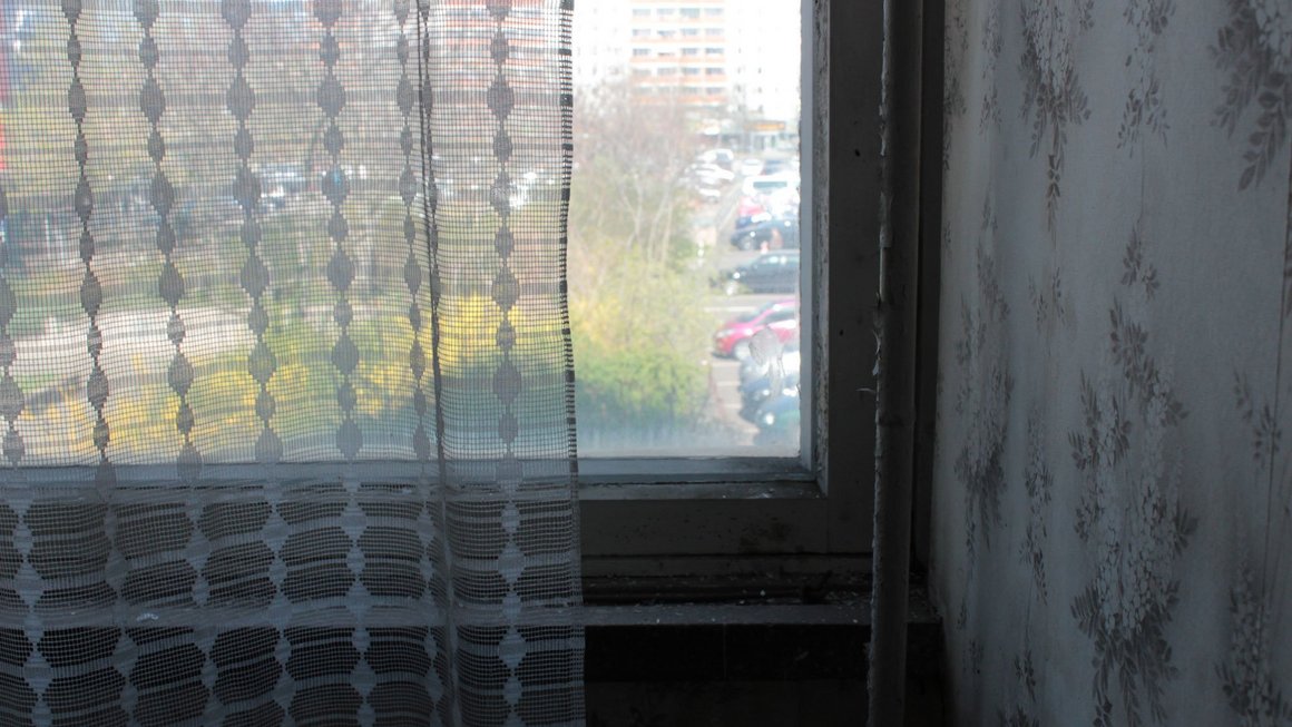 Blick aus dem Fenster mit alter Gardine aus dem alten Blauen Bock