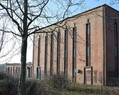 Außenansicht des denkmalgeschützten Umspannwerks Rothensee bei Tag