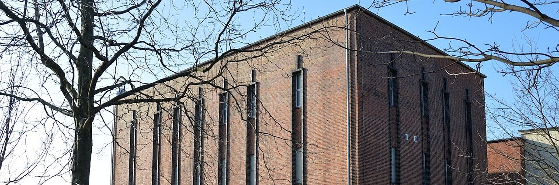 Außenansicht des denkmalgeschützten Umspannwerks Rothensee bei Tag