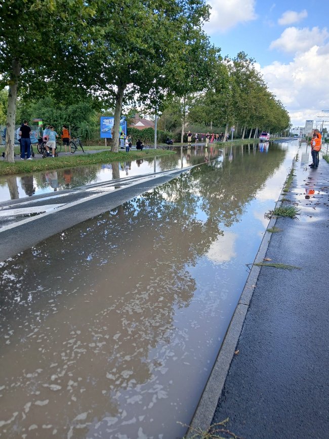Blick auf den überspülten August-Bebel-Damm in Folge des Bruchs einer Trinkwasserleitung
