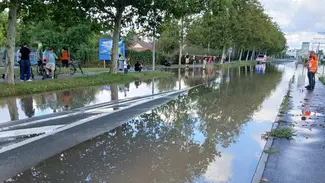 Blick auf den überspülten August-Bebel-Damm in Folge des Bruchs einer Trinkwasserleitung