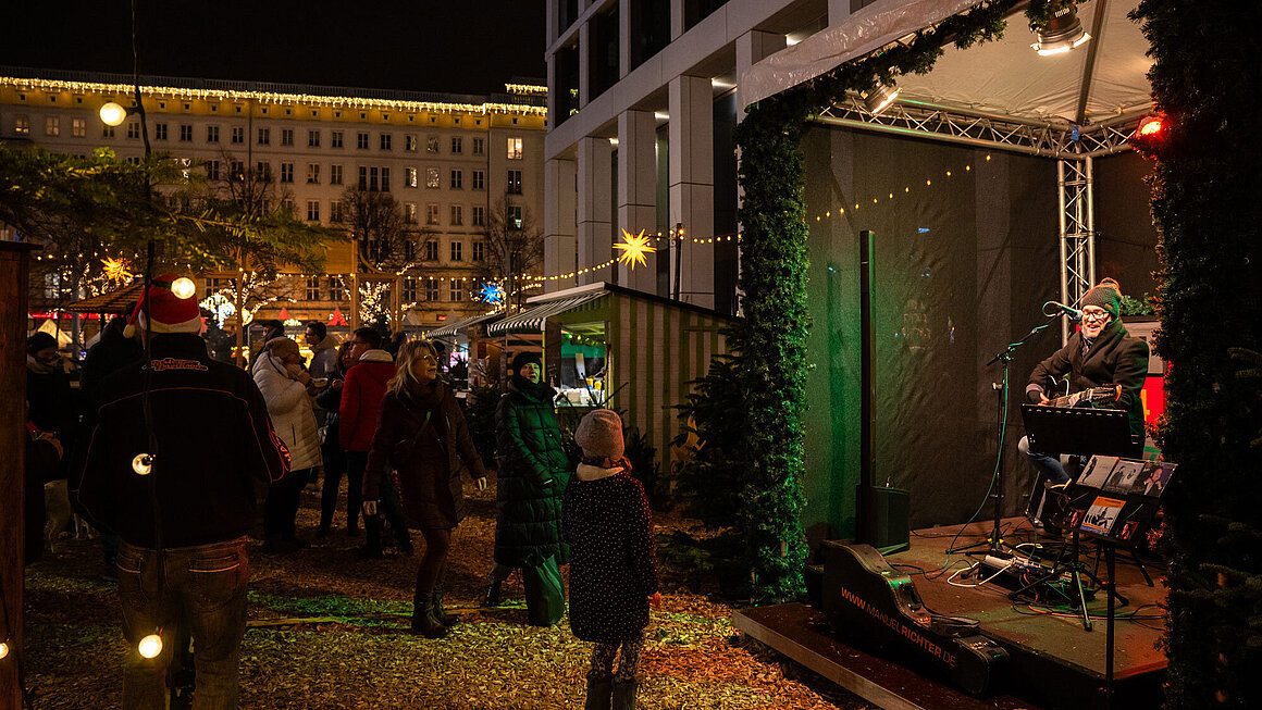Bühne auf dem SWM Weihnachtsmarkt mit Musikern
