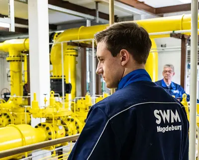 SWM Mitarbeiter bei Arbeiten in der Gasdruckregelstation